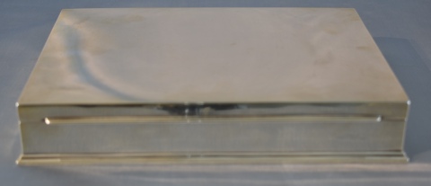 Cigarrera de plata rectangular. Argent 950/000. Mide: 22,7 x 16,4 x 3,8 cm.
