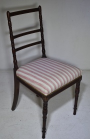 Dos sillas estilo inglés, tapizado a bastón.