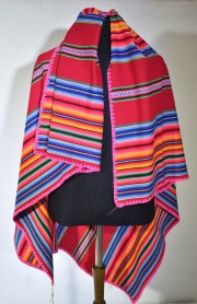 TEJIDO BOLIVIANO MODERNO, de lana roja con listas de colores y guarda bordada. Mide: 123 x 120 cm.