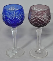 Doce Copas, 6 y 6. Seis azules y 6 violáceas, talladas. Alto: 19 cm.