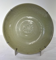 Gran plato chino celadon, tono verde. Con soporte. Diámetro 44 cm.