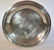 Fuente honda de plata colonial con Inicial T. Diámetro: 35 cm. Peso: 909 gr.