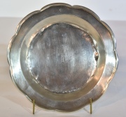 Plato chico hondo plata colonial, con inicial T. Diámetro: 19,3 cm. Peso: 280 gr