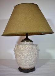 VASO JAPONES, de cerámica blanca craquelada. Transformado en lámpara. Con pantalla. Alto vaso: 22 cm. Alto total: 50 cm.