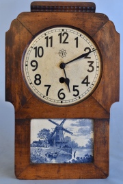 Reloj caja de madera. Junghans. Azulejo con molino en esmalte azul. Alto: 38,4 cm.
