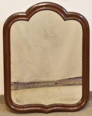 ESPEJO DE PARED INGLES, marco de madera de caoba, de forma irregular con decoración de molduras. Alto: 70 cm. Frente: 53