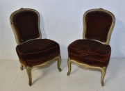 Par de sillas Luis XV, laqueadas, tapizadas en pana bordó. Una con detrioros.