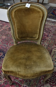 Par de sillas estilo Luis XV, laqueadas, tapizadas en pana gastada.