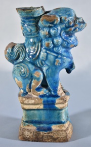 DOS PERROS DE FO, de cerámica china con esmalte turquesa. Cachaduras. Alto: 15,5 cm.