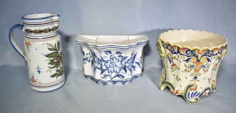 JARRA DE TALAVERA, MACETERO VIEUX ROUEN Y PORTA FLORES, de cerámica policromada. Total: 3 piezas.