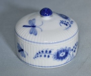 POTE ROYAL COPENHAGEN, de porcelana blanca con esmalte azul y decoración de motivos vegetales y libélulas. Diámetro: 8 c
