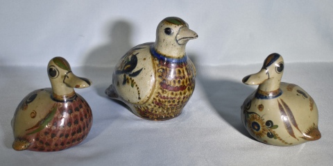 AVE Y DOS PATOS, de cerámica con policromía. Alto: 15, 13 y 13 cm. Total: 3 piezas.
