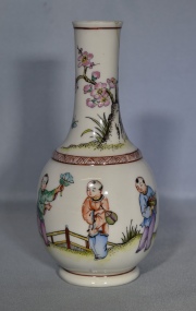 VASO ORIENTAL, de porcelana con decoración de personajes polícromos. Algunos deterioros. Alto: 19 cm.