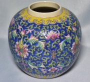 Vaso chino globular, chico, de porcelana con decoración polícroma. 12 cm.
