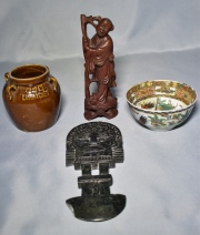 CUATRO PIEZAS VARIAS, bowl chino, vaso con esmalte marrón, figura oriental de madera tallada y hacha-totem mejicano.