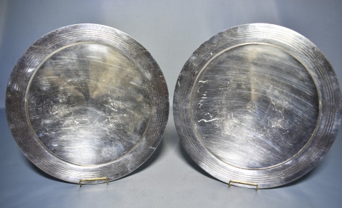 Par de masiteros metal plateado inglés . Mappin & Webb, circulares. Diám. 23.5 cm.