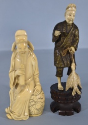 CAZADOR Y PERSONAJE CON ATRIBUTO, dos figuras chinas. Alto: 19 y 15 cm.