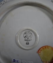 CENTRO DE BAVARIA, de porcelana alemana con decoración de frutos polícromos. Borde lobulado y calado. Diámetro: 23 cm.