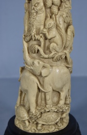 ANIMALES DE LA SELVA, figura de pasta tallada en relieve. Base de madera. Alto: 42 cm.