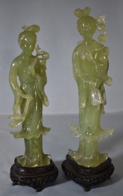 DAMAS CON RAMEADOS, dos figuras chinas en piedra dura tallada. Cachaduras, faltantes. Bases de madera calada. 32y30cm