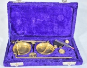 BALANZA INDIA, de bronce dorado con pesas. En estuche de pana violeta.