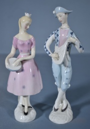 ARLEQUIN y COLUMBINE, dos figuras de porcelana inglesa Royal Doulton. Alto: 19 y 18,5 cm.