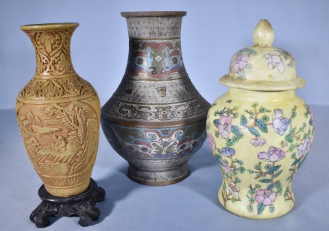 DOS VASOS Y POTICHE, uno chino de bronce cloisonné, otro de pasta, y el potiche de porcelana policromada. 3 piezas.
