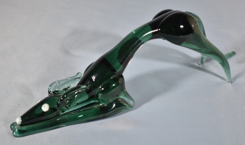 PERRO DE MURANO, de vidrio verde. Pequeña cachadura. Largo: 32 cm.