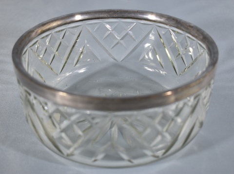 ENSALADERA INGLESA, de vidrio tallado con virola de metal. Marca de la casa Wright Ltd. Diámetro: 21 cm.