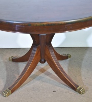 Mesa de comedor estilo Regency, con 1 tabla de alargue y manivela. Diámetro: 120 cm. Ancho tabla: 50 cm.
