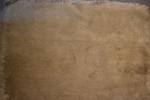 ALFOMBRA MOQUET, de lana de fondo beige. Desgastes. Mide: 210 x 120 cm.