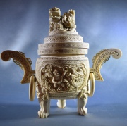 Vaso trípode chino de marfil, asas con argolla y tapa con dos leones de fo. Deterioros, restauros. Alto. 25 cm.