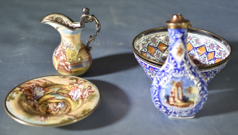 PERFUMERO, JARRA CON PLATO y CENTRO, tres piezas de esmalte en miniatura. Pequeñas cascaduras. Alto máximo: 7,5 cm.