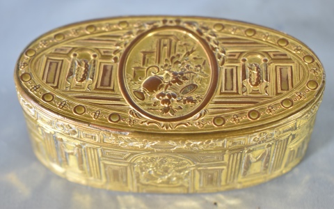 Cofre oval metal dorado, pequeño. 9 cm.