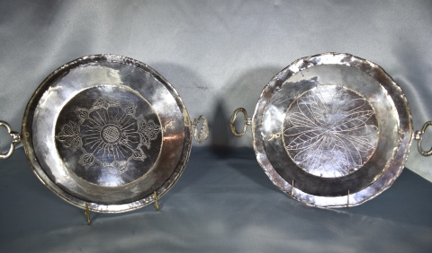 Dos platos hondos de plata colonial con argollas. Diám.: 25.6 cm. Peso: 925 g.