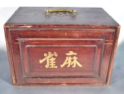 Juego de mahjong, caja de madera con fichas.