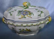 Sopera con tapa de cerámica Portagil, portuguesa. Frente: 35 cm.