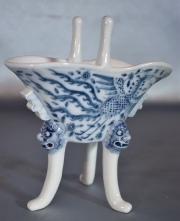 Par de Vasos Trípode Chinos de porcelana blanca y azul. Con estuche. Alto: 15,5 cm.