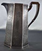 GRAN JARRA PARA AGUA, de metal plateado norteamericano, de sección octogonal. Derby Silver Plate. Alto: 25 cm