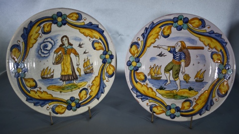 PESCADORES, par de platos de faience de Guivernau, España. Decoración polícroma con diseños de pescadores. Diámetro: 25