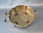DOS CENTROS DISTINTOS, uno de metal lobulado con medallón interior. El restante de bronce. Diámetro: 26 cm y 22 cm.