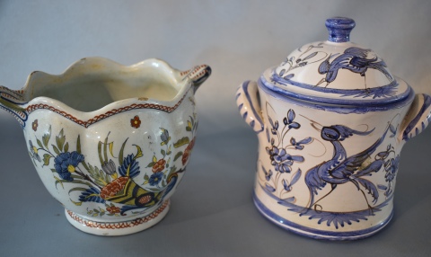POTE CON TAPA Y JARDINERA, de cerámica decorada con motivos florales. Alto: 17 y 12 cm.