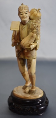 Agricultor, figura japonesa, de marfil averías faltantes. 23 cm.