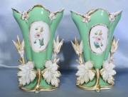 Par de vasos Isabelinos, porcelana verde. Peq cachadura y Restaurados. Alto: 30 cm.
