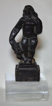 Curatela Manes, Figura, escultura de bronce numerada 156/300. Base de acrilico suelta.