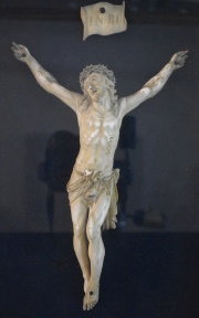 Cristo, de marfil con caja de vidrio enmarcado. Alto 27 cm. Marco: 51 x 35 cm.