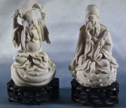 Dos ancianos en blanc de chine con base de madera. . Alto: 15,5 cm.