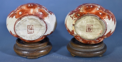 Dos pequeños vasos Kutani, decoración floral. Alto: 8,7 cm. Bases madera.