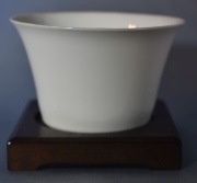 Vaso blanc de chine, siglo XIX. Alto: 6,5 cm. Base de madera.