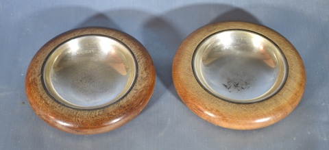 Dos ceniceros madera, ingleses. recipientes de plata inglesa. Diámetro: 21,5 cm.